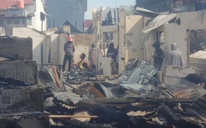 Sang nhà hàng xóm buôn chuyện, bà thím khiến gần 100 gia đình tan hoang nhà cửa, cảnh tượng nhìn mà xót