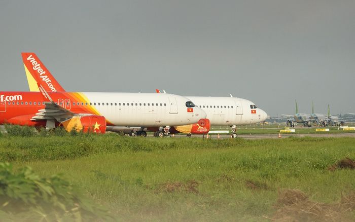 Ảnh: Hàng loạt máy bay 'nằm la liệt' tại sân bay Nội Bài do ảnh hưởng của dịch Covid-19