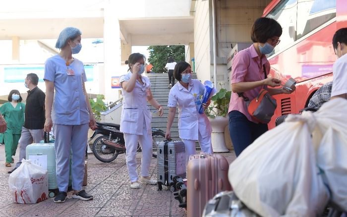 Hơn 100 nhân viên y tế Bệnh viện Phụ sản Trung ương “xuất quân" chi viện phía Nam chống dịch Covid-19