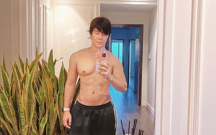 Ở nhà ngày dịch, Nathan Lee khiến fan 'mất máu' khi khoe body chuẩn từng centimet