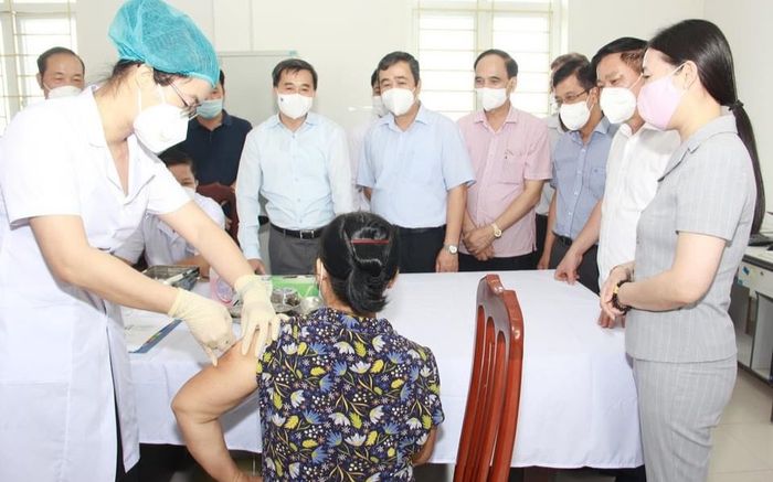 131 tình nguyện viên tiêm thử nghiệm giai đoạn 2 vaccine COVIVAC tại Thái Bình