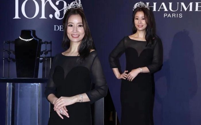 Lâm Tâm Như mặc váy già chát lộ vòng 2 bất thường cùng chiếc mũi 'giả trân'