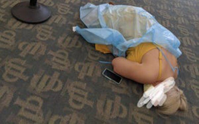 Bệnh nhân Covid-19 ngã gục xuống sàn: Nỗi đau không nói nên lời