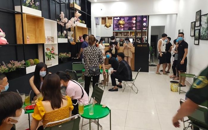 Tụ tập uống trà chanh hè phố, nhóm thanh niên bị phạt 30 triệu đồng