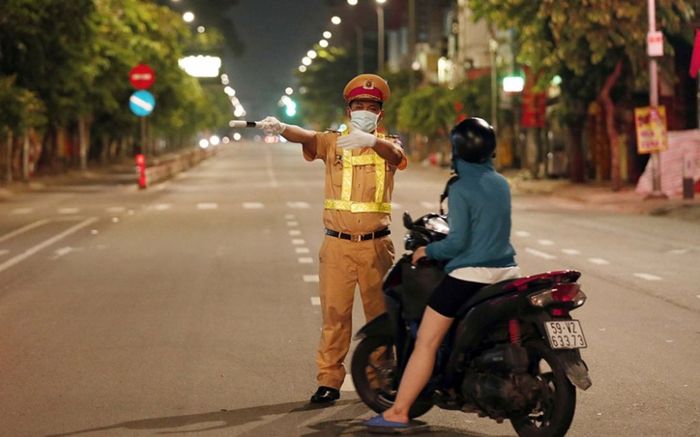 Những nhóm đối tượng được phép ra đường từ 0 giờ ngày 23/8