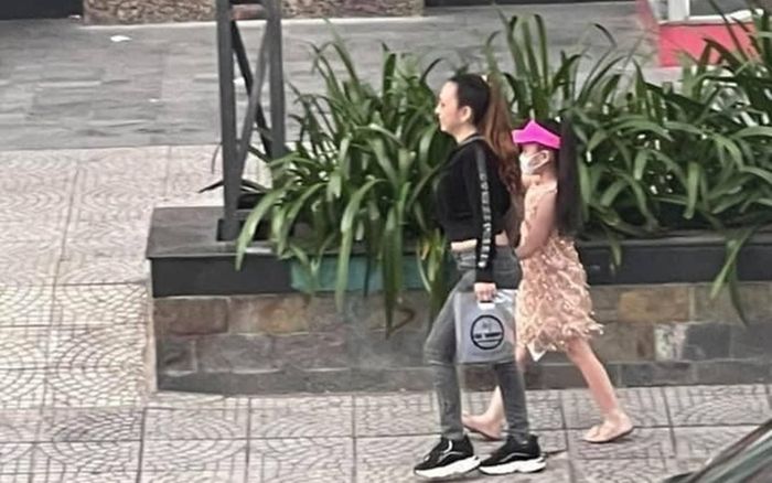 'Chị đại quận 4' lại 'lên sóng' với hình ảnh không đeo khẩu trang, ngang nhiên cùng con gái đi trên phố