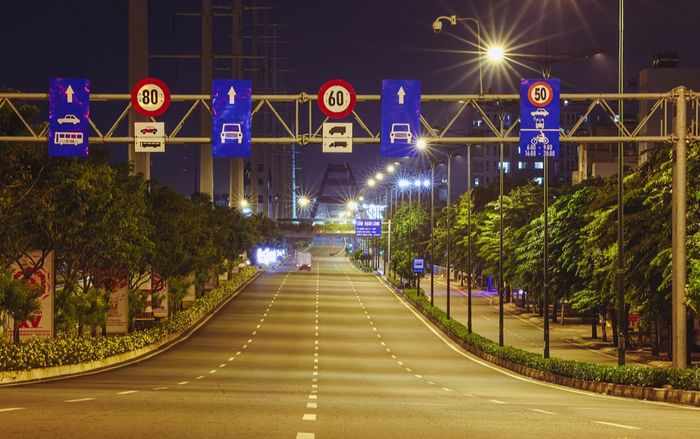 Đường phố Sài Gòn vắng tanh trước ngày 'ai ở đâu ở yên đó'