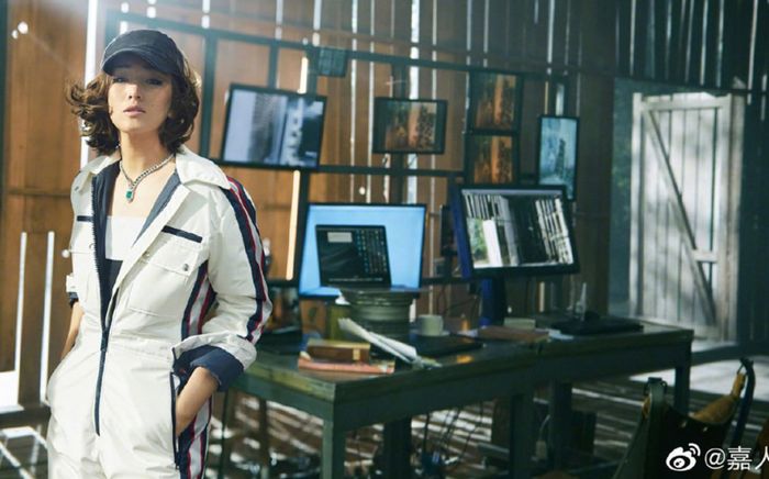 'Chị đại' Củng Lợi tái xuất thần thái ngời ngời trên bìa tạp chí số Kim Cửu