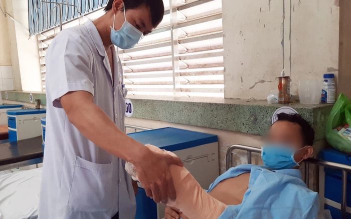 Bàn tay nam bệnh nhân bị đứt lìa vừa được nối thành công