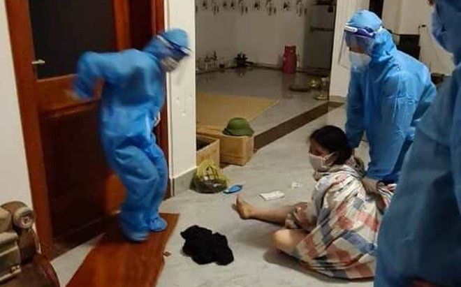 Một phụ nữ F1 lột đồ, chửi bới khi được vận động đi cách ly