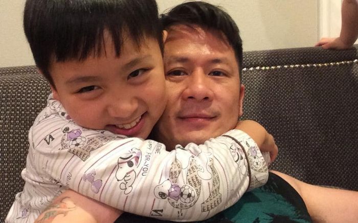 Bằng Kiều chúc mừng sinh nhật con qua điện thoại vì đã xa gia đình hơn một năm