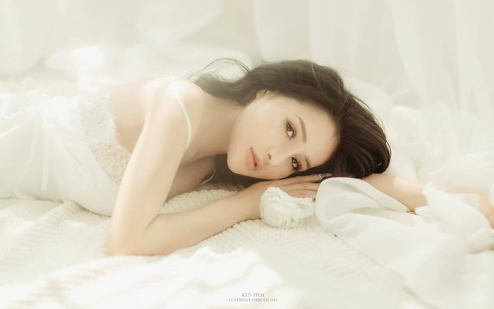 Đăng ảnh 'giường chiếu', Ngân 98 đốn tim fan với vẻ đẹp mong manh mê hoặc lòng người