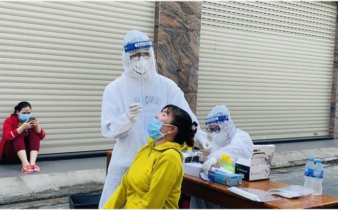 TP.HCM phát hiện 6.000 mẫu dương tính với SARS-CoV-2 khi test nhanh 170.000 mẫu 'vùng đỏ, cam'