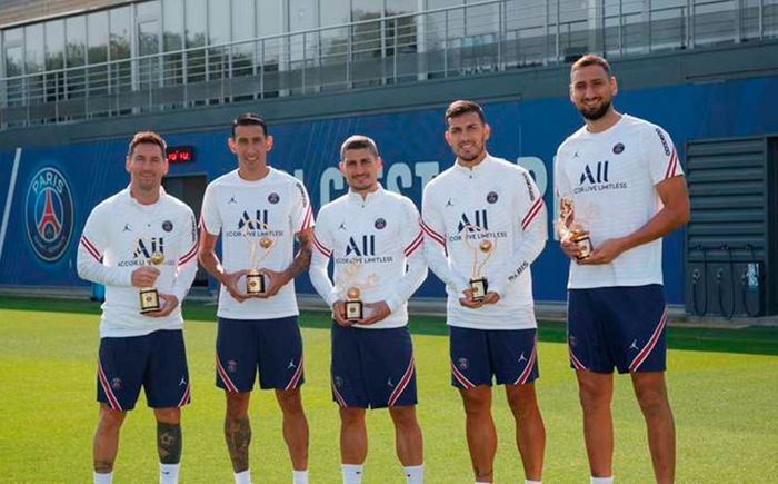 Chưa thi đấu phút nào, Messi đã được nhận kỷ niệm chương từ PSG