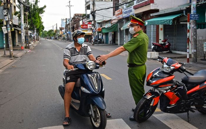 Trong 2 ngày siết chặt giãn cách, TP.HCM xử phạt 760 trường hợp người dân ra đường