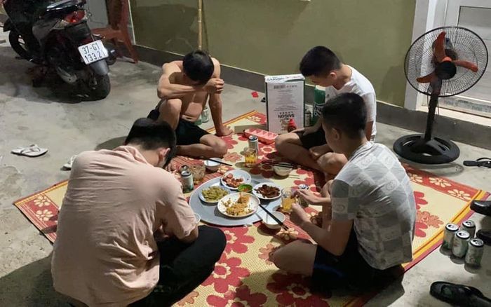 Xử phạt 60 triệu đối với 4 thanh niên ăn nhậu khi giãn cách xã hội