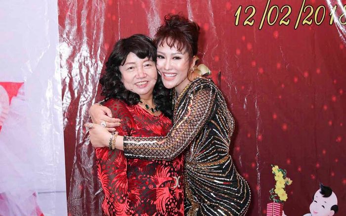 Một tháng trước khi mẹ mất, Phi Thanh Vân nhận được lời nhắn kèm món quà bất ngờ?