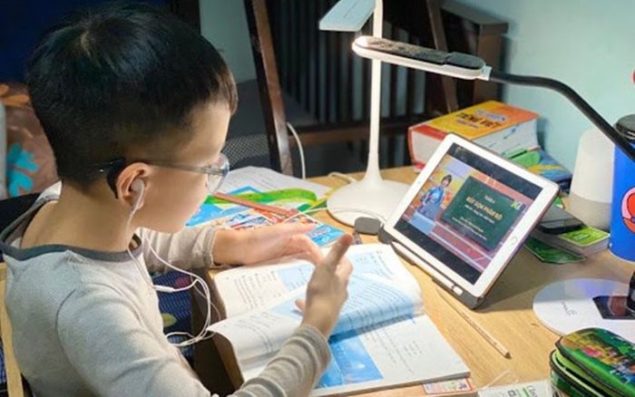Trăm nỗi khó khăn của phụ huynh khi con vào lớp 1 giữa mùa dịch