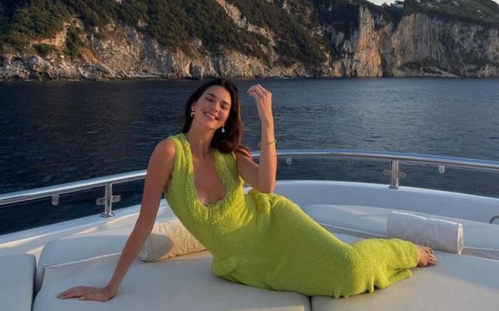 Chân dài Kendall Jenner đẹp hoàn mỹ với váy len bông kín đáo trên du thuyền