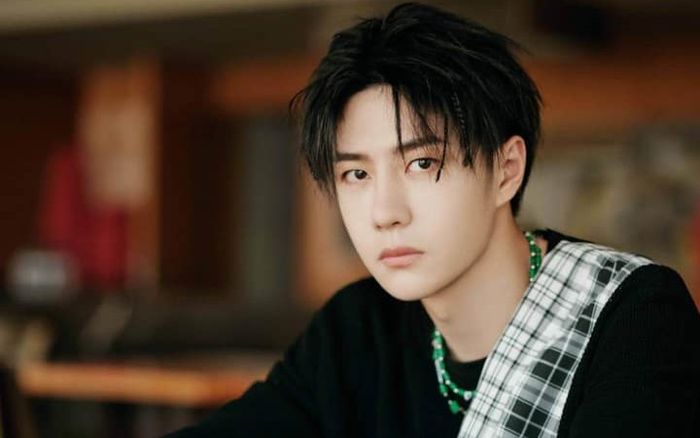 Vương Nhất Bác lộ diện sau tin đồn hẹn hò Triệu Lệ Dĩnh, phát hiện một chi tiết lạ khiến netizen nghi ngờ