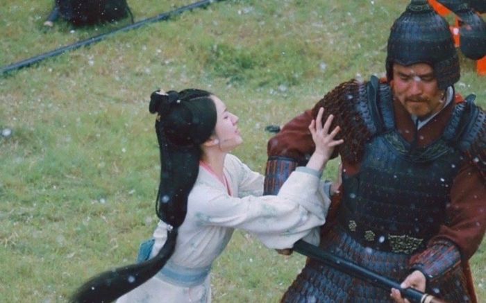 Triệu Lộ Tư đã không còn 'tránh né' Ngô Lỗi nữa rồi, cô sẵn sàng cứu giúp khi anh bị quân lính 'hành hạ'