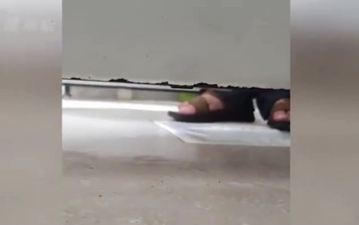 Thấy bàn chân đàn ông trong nhà vệ sinh nữ, cô gái khóc thét trước hành vi bỉ ổi sau đó