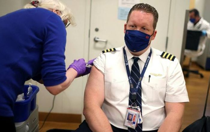 Nhân viên không tiêm vaccine Covid-19 phải nộp 200 USD mỗi tháng cho hãng bay