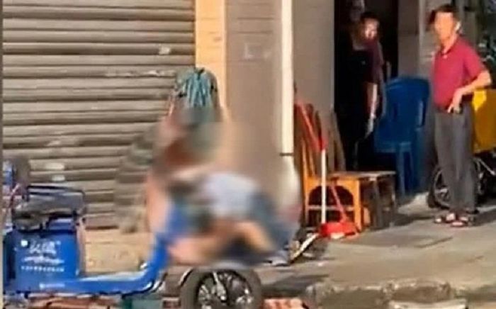 Cô gái bị quấy rối ngay trên phố giữa ban ngày, thái độ dửng dưng của người xung quanh gây phẫn nộ