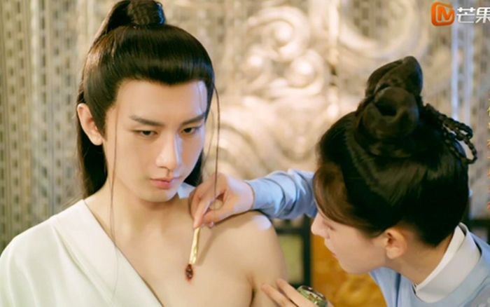 Netizen đỏ mắt trước cảnh Thành Nghị 'cởi banh áo' trước mặt Trương Dư Hi trong 'Dữ quân ca'