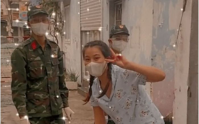 Thấy anh bộ đội mang thực phẩm đến nhà, cô gái tranh thủ chụp kiểu ảnh nhận hàng nghìn lượt 'thả tim'