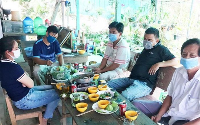 Cách chức Hiệu trưởng tổ chức ăn nhậu tại căn-tin trường trong thời gian giãn cách xã hội