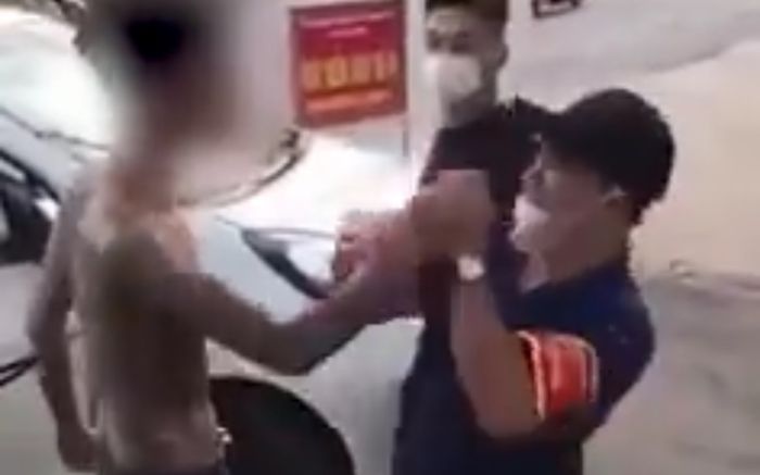 Thanh niên ở Hà Nội 'xăm kín người' kéo khẩu trang cán bộ chốt kiểm dịch, đe doạ: 'Mày nhớ mặt tao nhá'