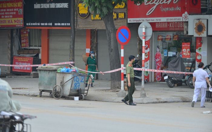 BỊ lập biên bản, người phụ nữ vội rút 'song đao' đe dọa tổ công tác ở chốt kiểm dịch: 'Ai đến gần sẽ đâm'