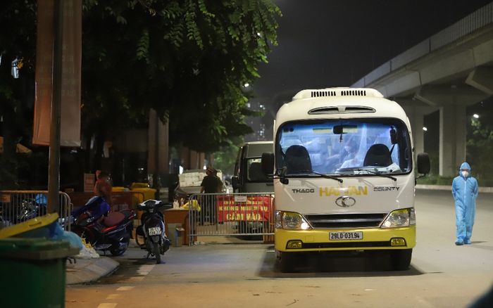 Hà Nội: Đưa hàng chục F1 tại Thanh Xuân Trung đi cách ly ngay trong đêm sau khi ghi nhận nhiều ca mắc