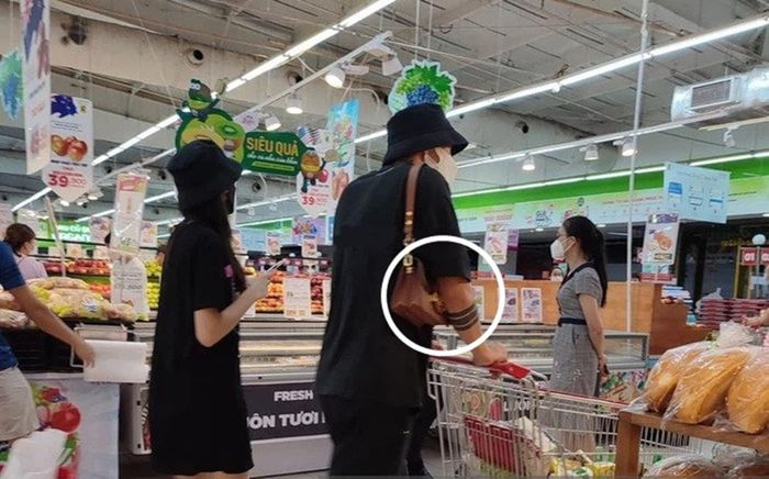 Giữa siêu thị, Đoàn Văn Hậu có hành động 'cưng xỉu' với Doãn Hải My