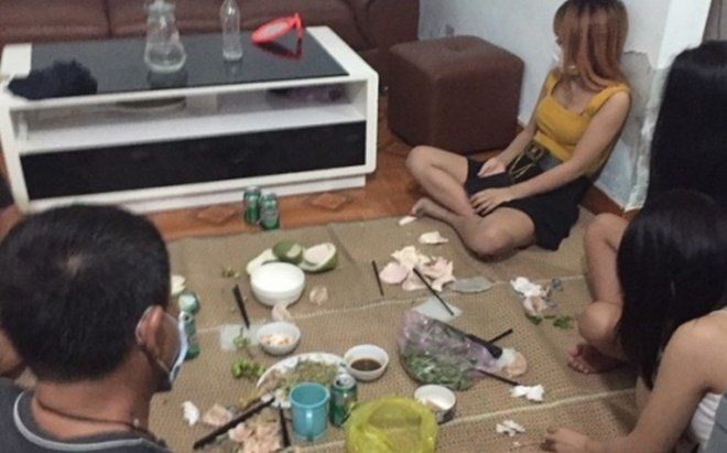 Nhóm 3 cô gái cùng 2 người đàn ông tụ tập trong nhà nghỉ ăn nhậu mùa dịch