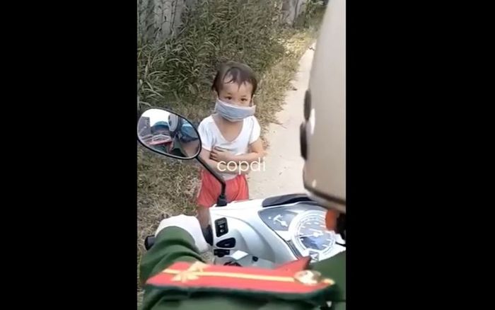Bé gái ra đường chơi bị tổ tuần tra phát hiện, mếu máo 'khai báo' thành thật khiến dân mạng thích thú
