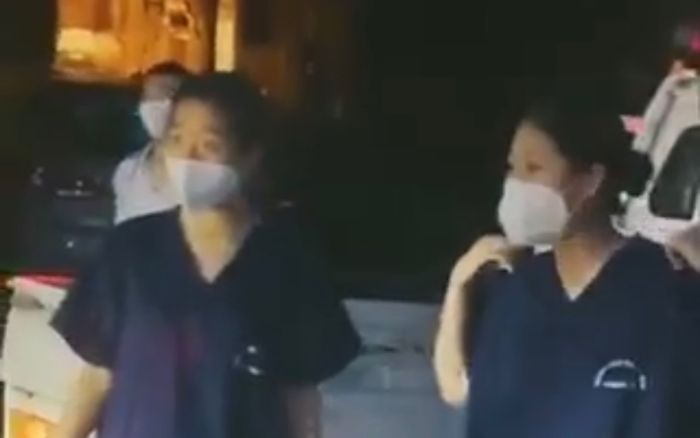 Khoảnh khắc co ro dưới mưa đầy xúc động của nhóm sinh viên từ Hà Nội vào TP.HCM chống dịch