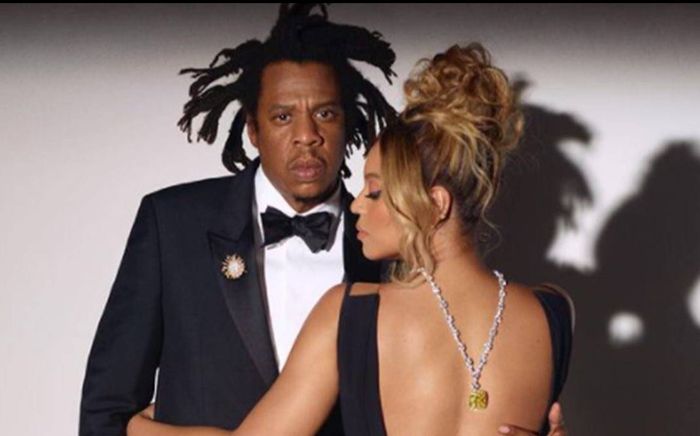 Ngồi không cũng trúng đạn: Beyoncé đeo kim cương cũng bị chê là ngu dốt