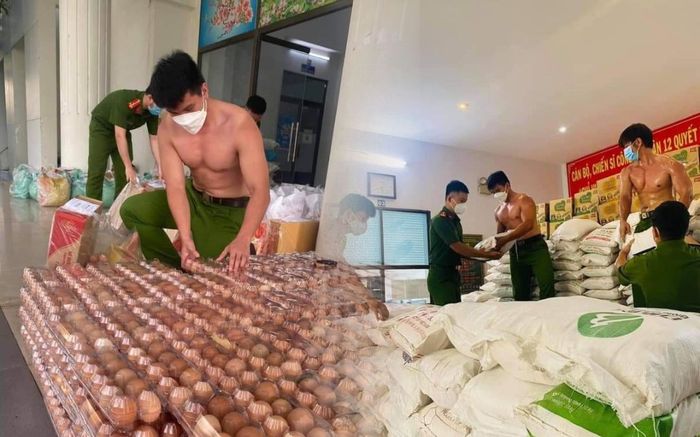 Để lộ body 6 múi đi chuẩn bị thực phẩm, chiến sĩ khiến hội chị em cảm thán: 'Đúng là hàng thiết yếu thật'