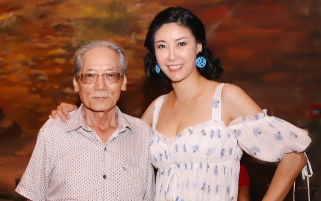 Hoa hậu Hà Kiều Anh xúc động khi nhận lại tro cốt NSƯT Quốc Trụ, nghẹn ngào cảm ơn các chiến sĩ