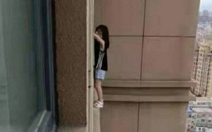 Clip: Thót tim cảnh bé gái bị mắc kẹt ngoài cửa sổ tầng 23, chỗ đứng chỉ rộng bằng nửa bàn chân