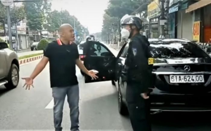 Thu giữ nhiều giấy tờ cho vay nặng lãi tại nhà đối tượng lái ô tô 'thông chốt' còn dọa giết công an