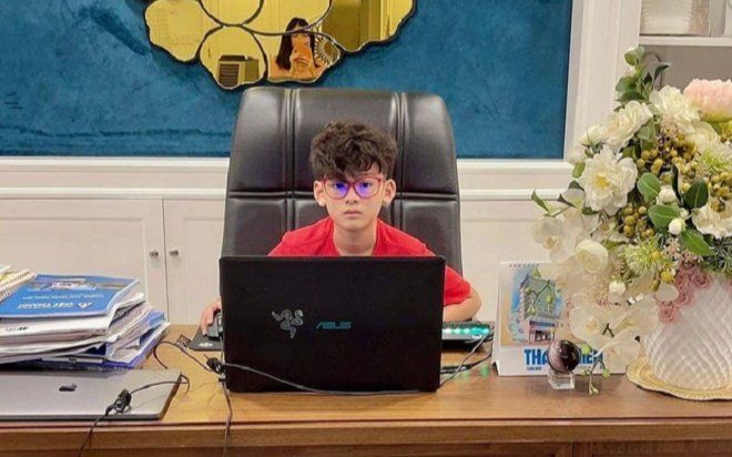 Chồng cũ Lệ Quyên đăng ảnh khoe con trai, netizen soi ra được bóng dáng Cẩm Đan lấp ló đâu đó