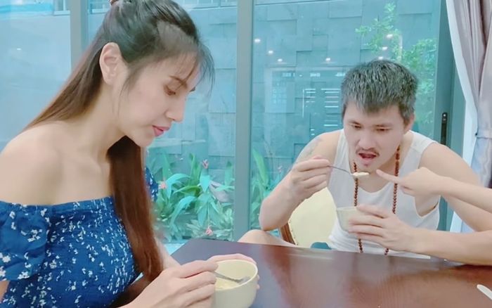 Sau khi livestream khóc lóc Thủy Tiên vào bếp làm tàu hũ siêu ngon cho chồng, con giải nhiệt