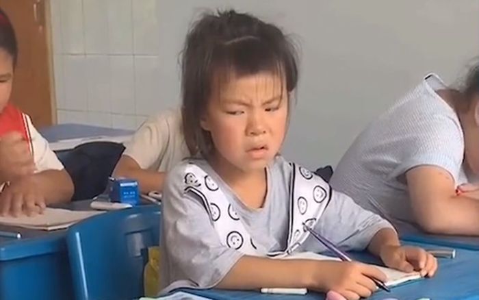 Bé gái nhìn bài bạn với loạt biểu cảm hài hước khiến dân tình cười ngất