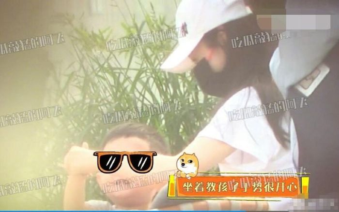 Hé lộ hình ảnh Triệu Lệ Dĩnh dắt con trai đi trung tâm thương mại hậu ly hôn