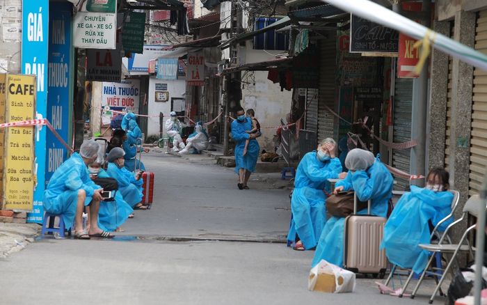 Nhiều F0 'nhí' ở Hà Nội thẫn thờ theo chân cha mẹ lên xe cứu thương đi điều trị