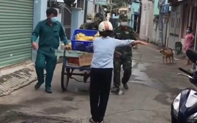 Thoáng thấy bộ đội mang thực phẩm đến, người dân trong xóm mừng rỡ hò reo: 'Bà con ơi bộ đội về nè'