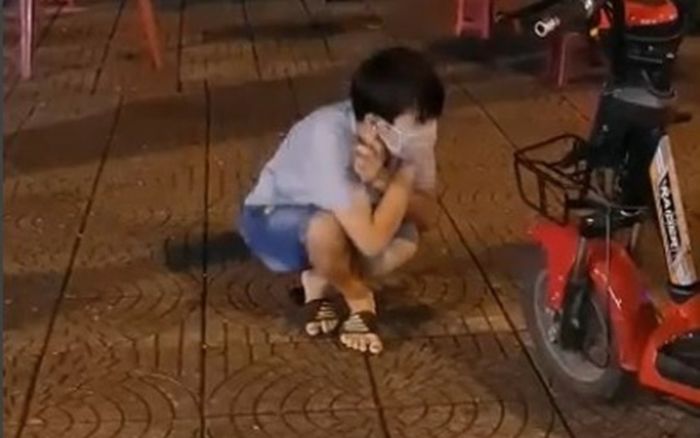 Bị bắt quả tang ra đường không có lý do chính đáng, nam sinh lớp 7 liền nhận hình phạt 'nhớ đời'